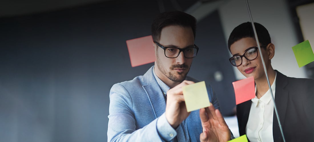 Personas resolviendo un problema juntos